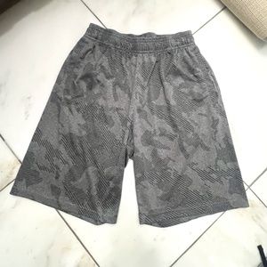 CHAMPION MEN’S CAMO PRINT ATHLETIC SHORTS, SIZE MEDIUM, GRAY